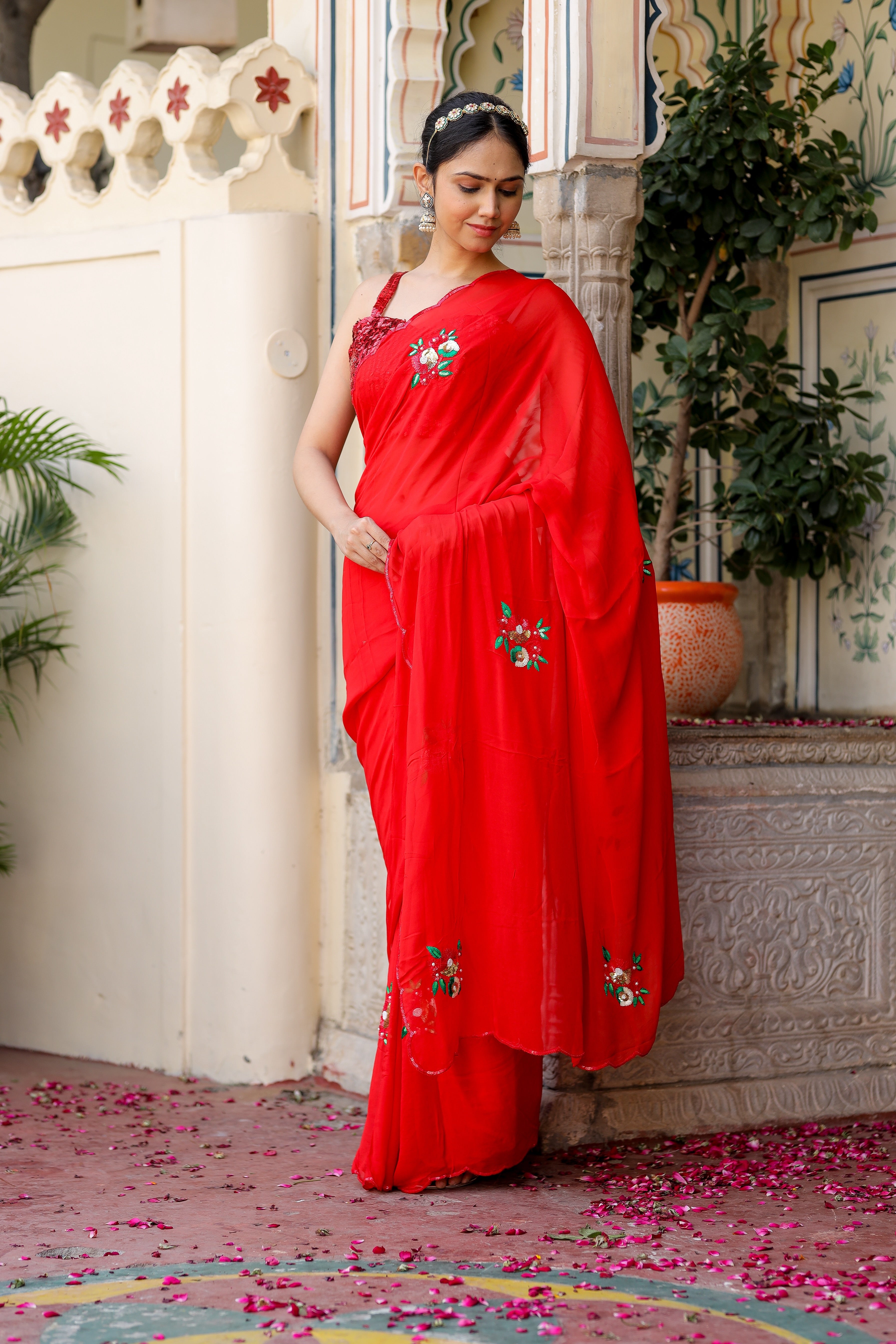 Top 5 Red Sarees For Valentine's Day - Best Valentine's Day Special Red  Sarees to Look Appealing