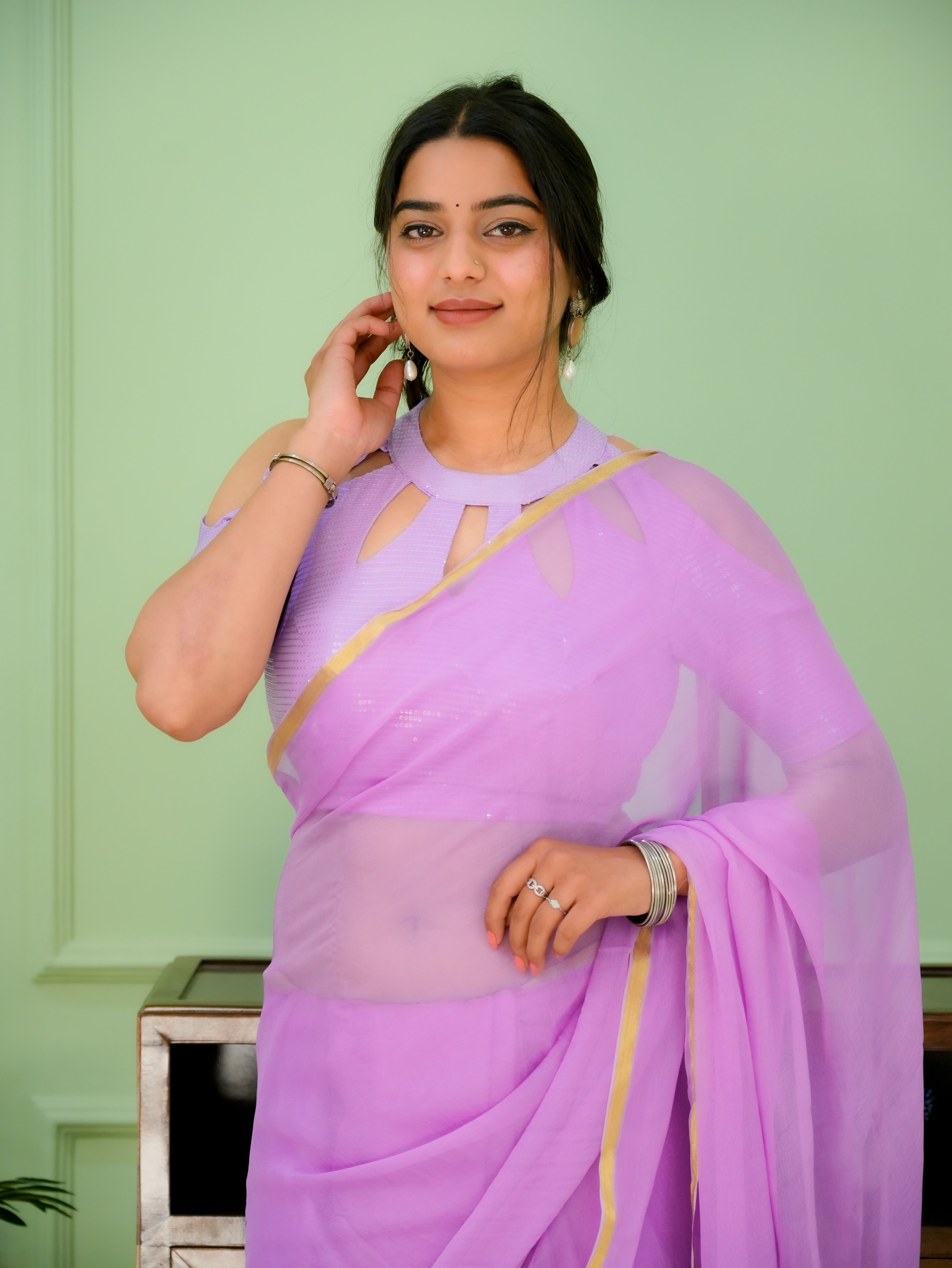 Mauve Glow  (Lavendar Chiffon Zari Border Saree)